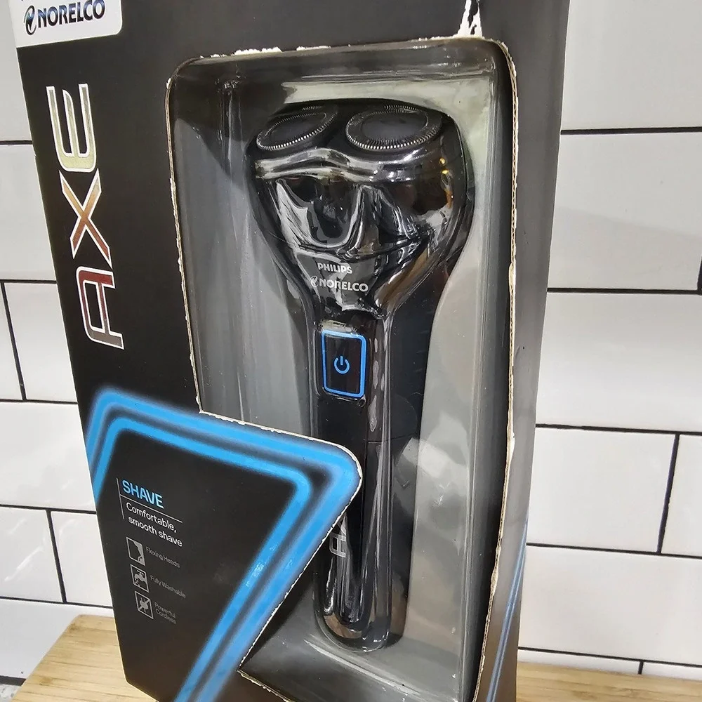 AXE Cordless Shaver w/ Dual Heads by Philips Norelco XA913/42